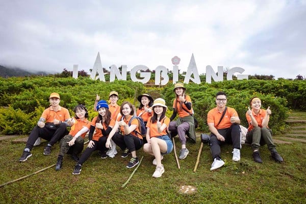 Mặc đồng phục nhóm check-in LangBiang