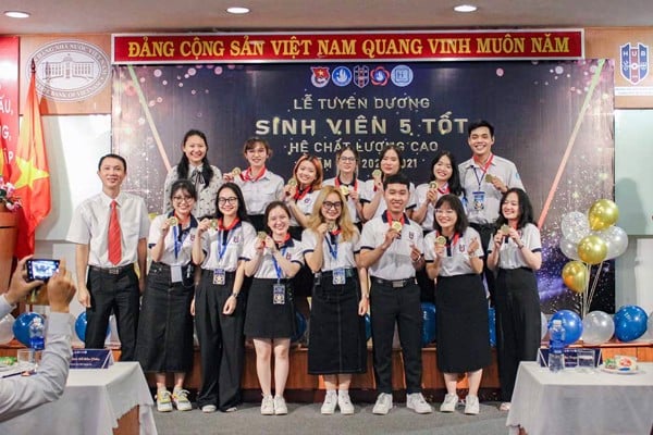 Đồng phục đại học Ngân Hàng TPHCM