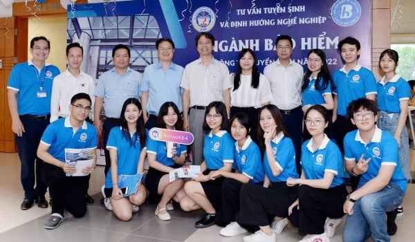 Đồng phục Đại học Kinh tế Quốc Dân