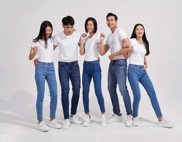 phối áo thun đồng phục màu trắng và quần jeans