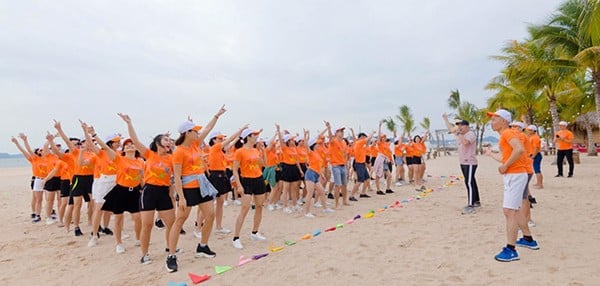 Áo đồng phục teambuilding màu cam sắc nét