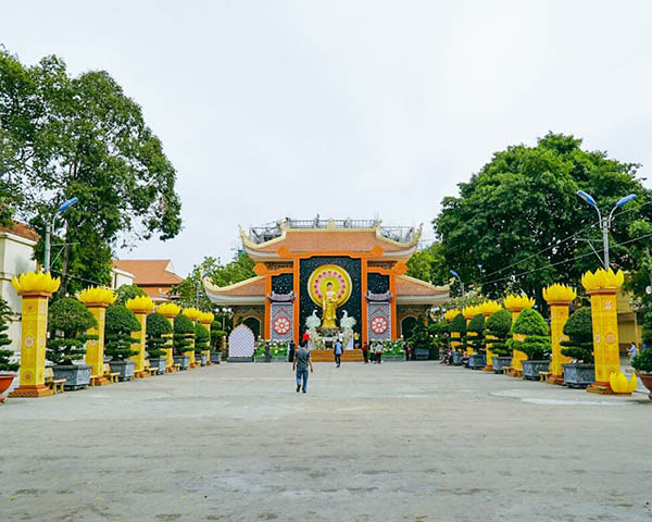 Lễ Phật, Nghe Pháp tại chùa Hoằng Pháp