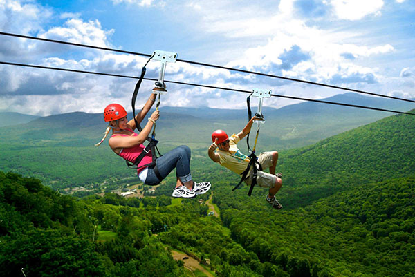 Tham gia hoạt động zipline mạo hiểm