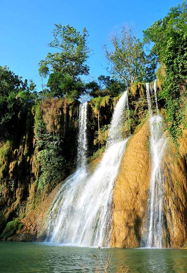 Thác Dải Yếm mang vẻ đẹp hùng vĩ, pha chút hoang sơ