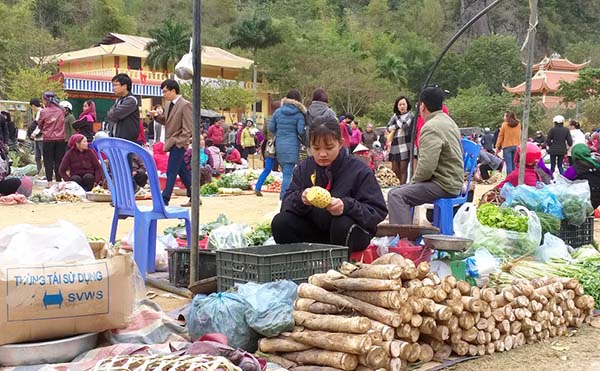 Du lịch chợ phiên gần đèo mã phục