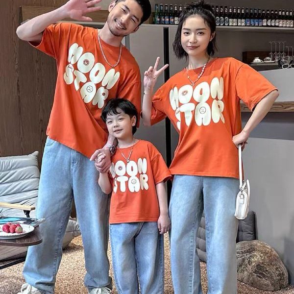 Áo gia đình màu cam in chữ nổi bật