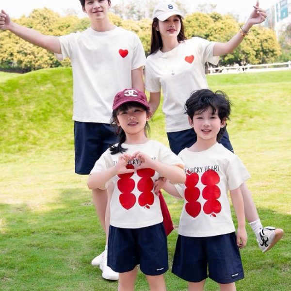 Áo gia đình in hình trái tim