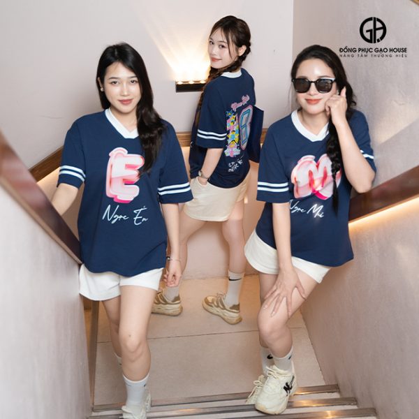 Áo nhóm cổ V navy in chữ cái tên cá nhân