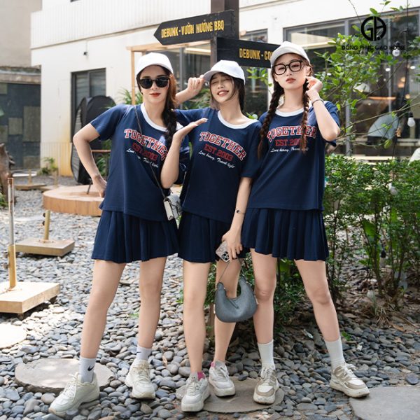 Áo nhóm nữ phối váy dây rút thiết kế in chữ nổi bật