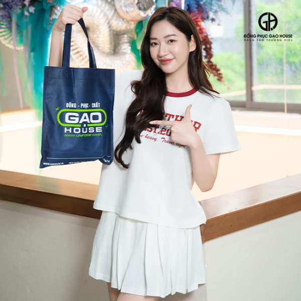 Áo nhóm trắng cổ đỏ phối váy xếp ly trẻ trung