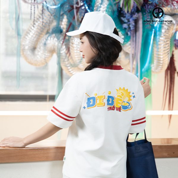 Đồng phục nhóm cổ V trắng in chữ “Trời tối mát”