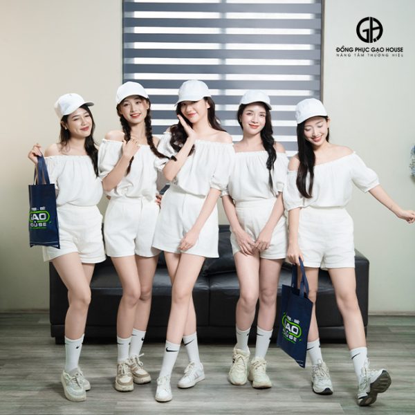 Mẫu áo nhóm trễ vai trắng phối short trắng