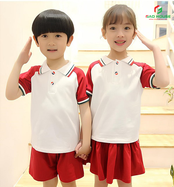 đồng phục mầm non có cổ màu trắng phối tay màu đỏ