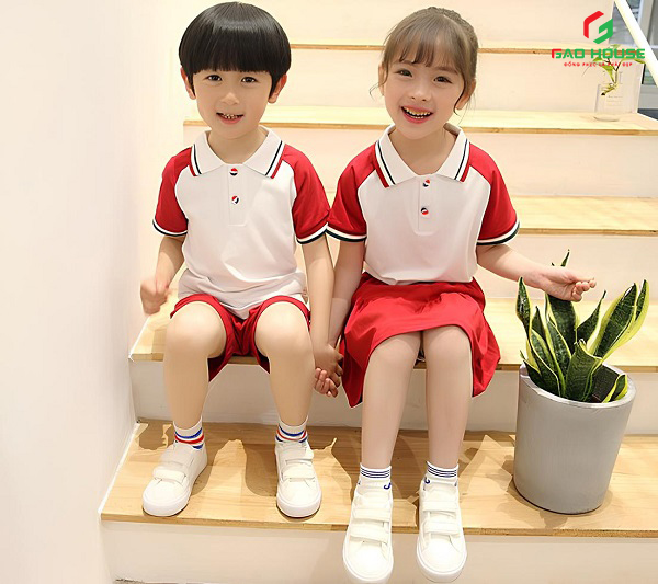 đồng phục mầm non có cổ màu trắng phối tay màu đỏ