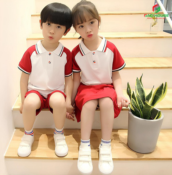 đồng phục mầm non có cổ màu trắng phối tay màu đỏ