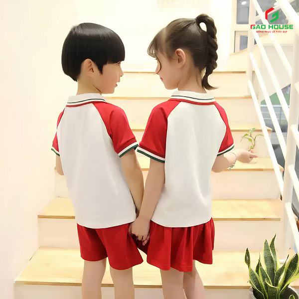 đồng phục mầm non có cổ màu trắng phối tay màu đỏ