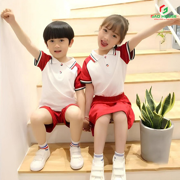 đồng phục mầm non có cổ màu trắng phối tay màu đỏ